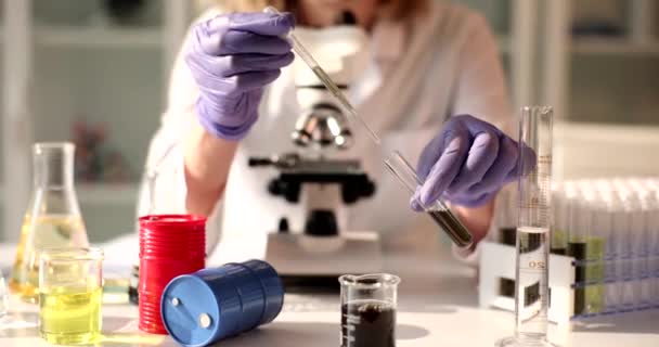 化学家正在收集一个样品的黑油在一个瓶子里与一个特写 燃料检查 — 图库视频影像