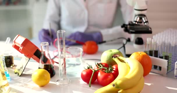 Χημικός Ελέγχει Την Ποιότητα Των Λαχανικών Και Φρούτων Ένα Κοντινό — Αρχείο Βίντεο