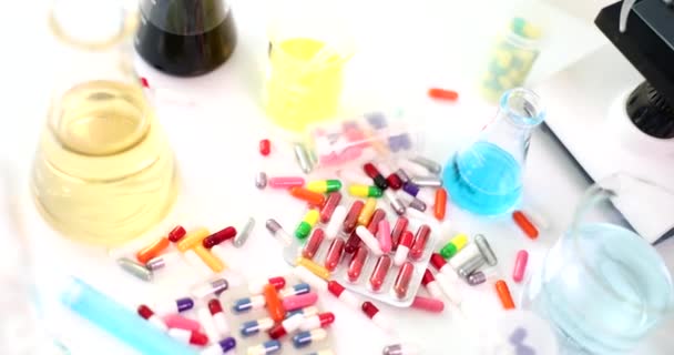 Капсулы Колбы Цветной Жидкостью Лаборатории Крупным Планом Концепция Фармакологической Экспертизы — стоковое видео