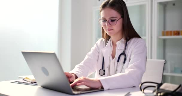 一位年轻妇女正在笔记本电脑上的键盘上打字 这是一个特写 医疗文件 — 图库视频影像