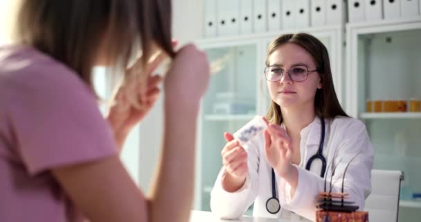 Bir Trichologist Hastaya Bir Tablet Gösterir Yakın Çekim Klinikte Saç — Stok video