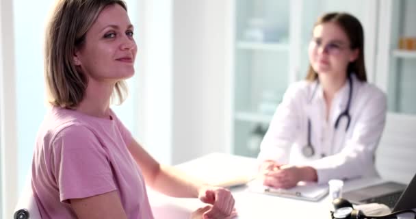 Szczęśliwy Pacjent Klinice Pokazuje Palec Górze Zbliżenie Zalecenia Lekarskie Przegląd — Wideo stockowe