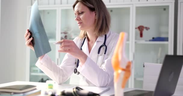 Kadın Doktorun Röntgene Yakından Baktığını Göstermiş Kemik Kırığı Teşhisi Travmatolog — Stok video