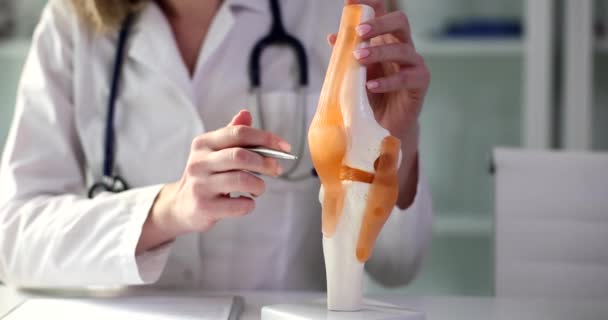 Lekarz Pokazuje Anatomiczny Model Kolana Zbliżenie Szkolenie Traumatologa Chirurgia Szkielet — Wideo stockowe