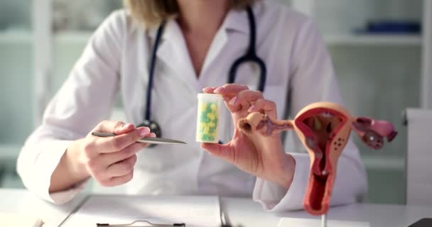 Ginekolog Trzyma Tabletki Pojemniku Zbliżenie Leki Dla Zdrowia Kobiet Leczenie — Wideo stockowe