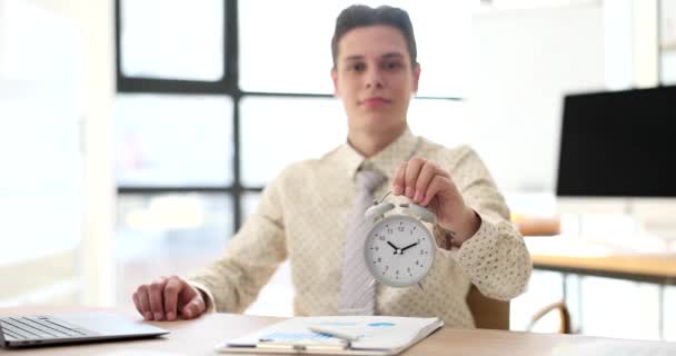 Молодой Человек Офисе Держит Будильник Крупный План Замедление Производительное Утреннее — стоковое видео