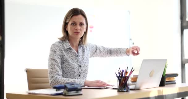 オフィスの厳格な女性は 指を指している 怒ったボスが追放される 火の概念 スローモーション — ストック動画