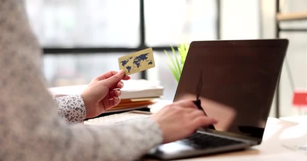 Uma Mulher Tem Cartão Crédito Digita Teclado Portátil Close Conceito — Vídeo de Stock