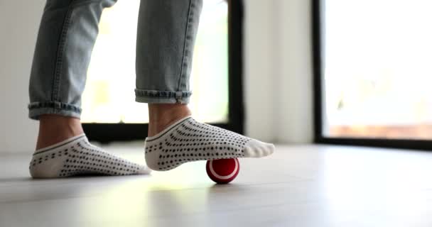 Nogi Skarpetkach Idą Wzdłuż Piłki Masażu Podłodze Zbliżenie Masaż Stóp — Wideo stockowe