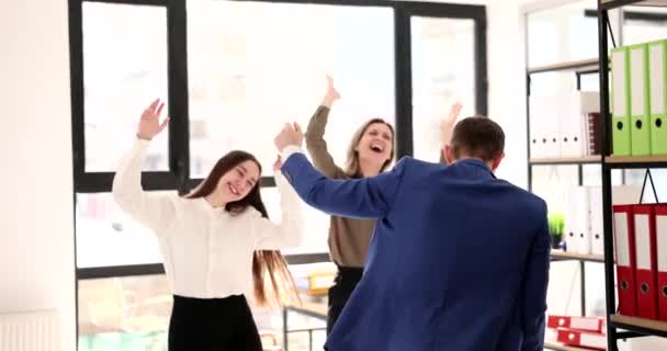 Επιχειρηματίες Στο Γραφείο Χοροπηδάνε Από Χαρά Ομάδα Των Συναδέλφων Γιορτάζουν — Αρχείο Βίντεο