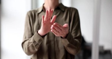 Ofiste dikilen bir iş kadını yakın çekimi alkışlıyor. İş yerinizi tebrik ederim.