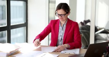 Kızgın bir iş kadını ofiste kâğıt yırtıyor, yakın plan. Belgelerde kavram hatası, hata