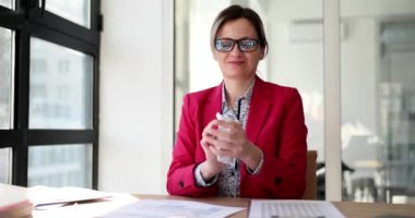 İş kadını buruşmuş ve ofise kağıt fırlatmış, yakın plan. Hesaplamalarda kavram hatası