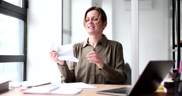 Ofiste Oturan Bir Kadını Gazete Geliyor Konsept Yararsız Bir Hesaplamalarda — Stok video