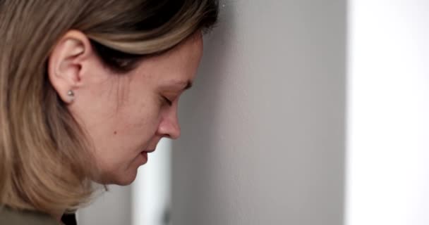 Yorgun Kadını Beyaz Duvara Yaslan Yaklaş Duygusal Çöküntüyü Kavra Yavaş — Stok video