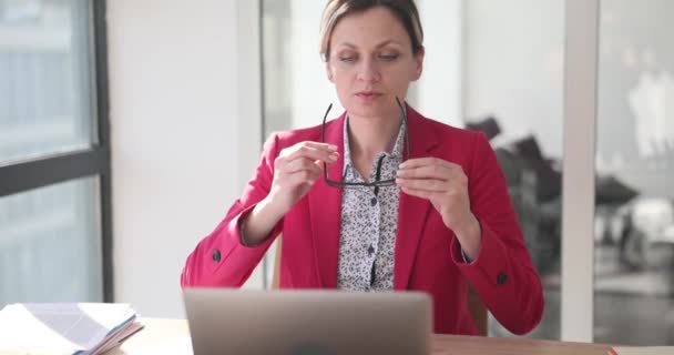Piękna Bizneswoman Siedząca Biurze Zakłada Okulary Zbliżenie Pracownik Laptopie — Wideo stockowe