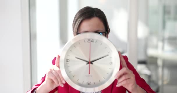 Деловая Женщина Офисе Держит Большие Настенные Часы Крупный План Концепция — стоковое видео