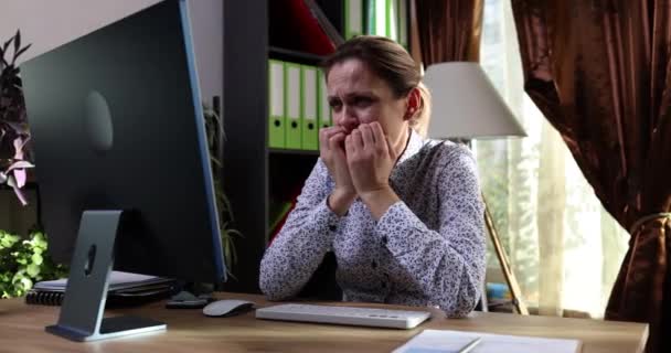 Mladá Žena Šokována Tím Viděla Počítači Zblízka Koncept Špatné Globální — Stock video