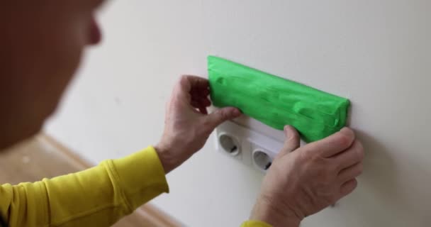 Homme Saisit Sortie Sur Mur Blanc Gros Plan Réparation Câblage — Video