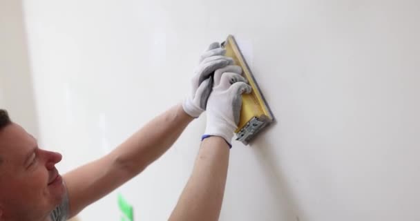 Mestre Moagem Sua Massa Vidraceiro Parede Branca Sala Reparo Apartamento — Vídeo de Stock