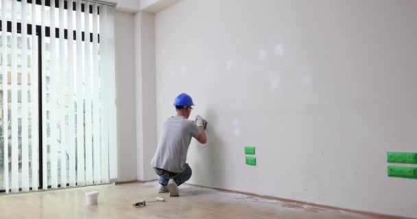 Чоловік Будівельник Шліфує Стіни Наждачним Папером Підготовка Поверхні Перед Фарбуванням — стокове відео