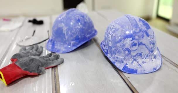 Cascos Construcción Azul Polvoriento Una Mesa Blanca Primer Plano Seguridad — Vídeos de Stock