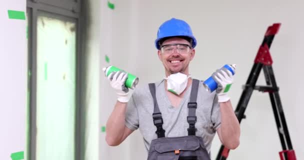 幸せなビルダーは クローズアップでスプレーを振る アパートを修理するための設備 — ストック動画