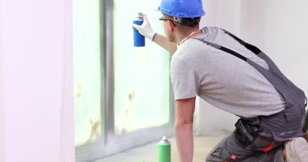 Mistrz Spryskuje Sprayem Okno Farbą Zbliżenie Aktualizacja Ramy Okna Mieszkaniu — Wideo stockowe