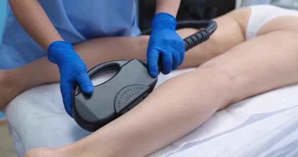 Händerna Läkare Med Utrustning För Laseravlastning Närbild Skönhetssalong Förfaranden Slowmotion — Stockvideo