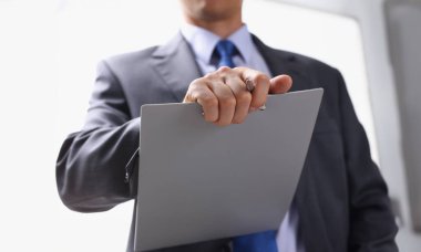 El işadamı doldurma ve portre şişirmek için kırpılmış gümüş kalem ortaklık sözleşmesi formu ile imzalama takım elbiseli. Yönetim eğitimi kursu bazı önemli belge takım lideri hırs kavramı