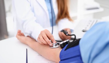 Kadın doktor silah olun doktor yordamı portre. Fiziksel tedavi arter yendi sınav aracı hemşire kontrol ve muayene sağlıklı yaşam tarzı tanı therapeutist pratik iyileşmek sorun Resepsiyon kavramı