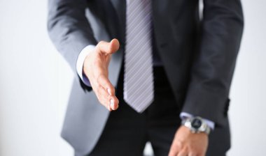 Takım elbiseli adam ve ofis portre Merhaba olarak vermek el kravat. Arkadaş hoş geldiniz arabuluculuk teklifi tanıtım teşekkürler jest Zirvesi katılmak onay motivasyon erkek kol grev pazarlık olumlu