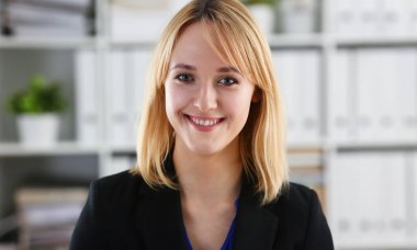 İşyerinde güzel gülümseyen kız portre fotoğraf makinesindeki bak. Beyaz yakalı kıyafet işçi çalışma alanı iş teklif modern ofis yaşam tarzı istemci ziyaret çalışma meslek patron Pazar fikir Koç tren