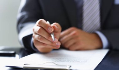 Takım elbise ve kravat erkek kol için gümüş kalem portre ile yastık kısaltıldı formu doldurun. İşareti jest okuma Paktı satış aracı banka iş yapmak Not kredi kredi ipotek yatırım Finans Şef yasal hukuk kavramı