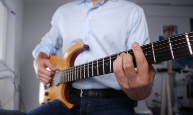 Erkek tutan ve oyun klasik şekli ahşap elektro gitar closeup silah. Altı Müzik Okulu eğitim sanat eğlence elektrik vintage sahne Dükkanı eğleniyor öğrenme yaylı hobi kavramı keyfi