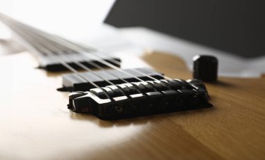 Gül ağacı boyun closeup ile klasik şekli ahşap elektro gitar. Yaylı altı ders müzisyen okul eğitim sanat eğlence elektrik vintage sahne ahşap gitar kavram öğrenme