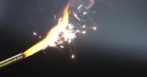 Brennende Wunderkerze Auf Schwarzem Hintergrund Der Dunkelheit — Stockvideo