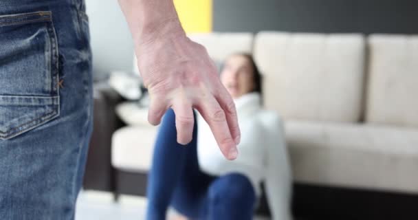 男は泣いている女性の前で彼の拳を折る閉じる4K映画スローモーション 家庭内暴力の概念 — ストック動画