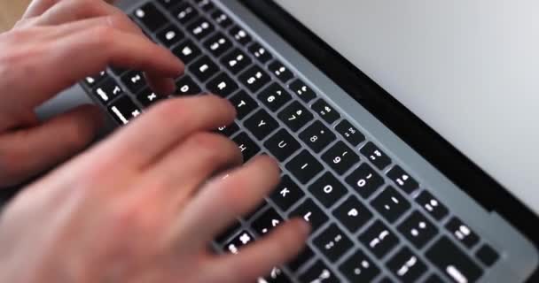 Erkek Eller Dizüstü Bilgisayarda Klavye Filminde Yavaş Çekimde Yazıyor Uzak — Stok video