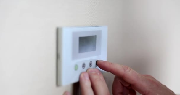 エアコンの温度上昇ボタンを押す男性の手を閉じる4K映画スローモーション 家のコンセプトで快適な温度 — ストック動画