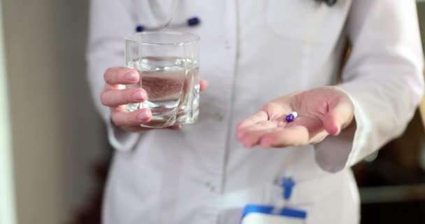 Arzt Hand Gibt Kapsel Mit Medikamenten Und Glas Wasser Nahaufnahme — Stockvideo