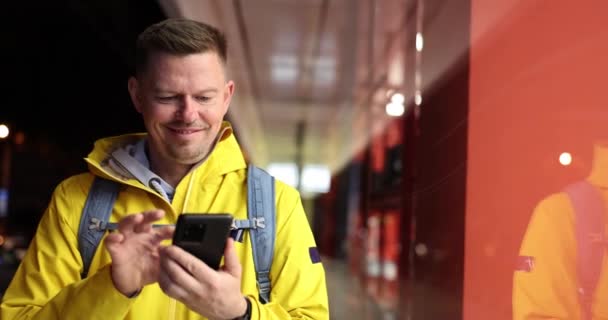 Joven Hombre Sonriente Mirando Mapa Través Aplicación Teléfono Móvil Película — Vídeos de Stock