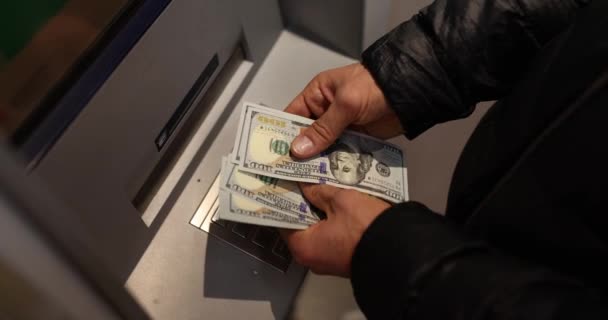 Mann Zählt Dollarscheine Der Nähe Des Geldautomaten Spät Der Nacht — Stockvideo