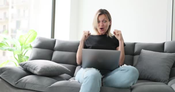 Kobieta Siedząca Kanapie Ciesząca Się Dobrych Wieści Laptopie Film Slow — Wideo stockowe