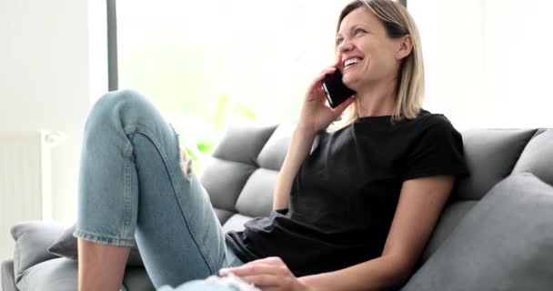 Νεαρή Γυναίκα Μιλάει Στο Κινητό Τηλέφωνο Στο Σπίτι Και Γελάει — Αρχείο Βίντεο