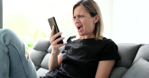 Kobieta Uczy Się Złych Wieści Krzyczy Telefonu Komórkowego Domu Film — Wideo stockowe