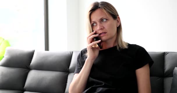 Schockierte Frau Erfährt Schlechte Nachrichten Telefon Und Greift Nach Ihrem — Stockvideo