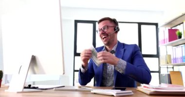 Kulaklıklı bir iş adamı müşterileri aldatıyor ve 4K ekran filmine para saçıyor. Ekonomik finansal piramit kavramı