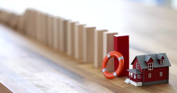 Spielzeug Rettungsring Steht Vor Fallenden Blöcken Und Schützt Haus Film — Stockvideo