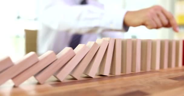 保険代理店の手を停止木製のブロックを閉じる4Kムービー 保険とリスク防止の概念 — ストック動画